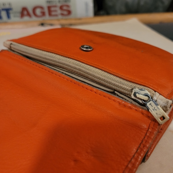 VTG Lloyd Baker London leather orange cream wallet - Picture 12 of 16